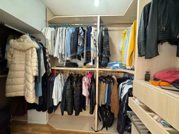 Tirane, jepet me qera apartament 2+1+Aneks+Ballkon Kati 2, 85 m² 750 € (komuna e parisit)