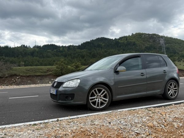 Korce, shitet makine Golf V Nafte, gri e erret manuale Kondicioner 220.000 km 1 €