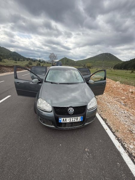 Korce, shitet makine Golf V Nafte, gri e erret manuale Kondicioner 220.000 km 1 €
