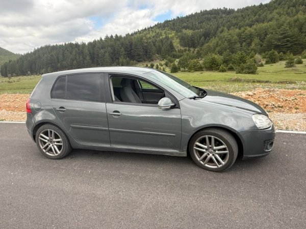 Korce, shitet makine Golf V Nafte, gri e erret manuale Kondicioner 220.000 km 1 €