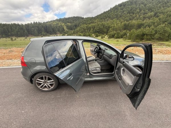 Korce, shitet makine Golf V Nafte, gri e erret manuale Kondicioner 220.000 km 1 €