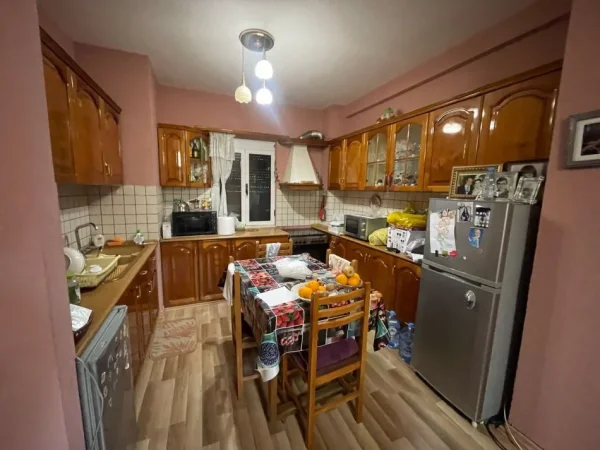 Tirane, shitet shtepi Kati 3, 247 m² 400.000 € (Qender)