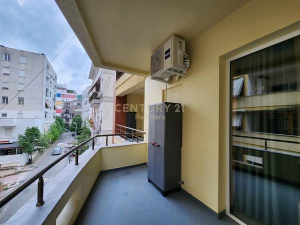 Tirane, jepet me qera apartament 1+1 Kati 2, 105 m² 650 € (Kopshtit Zoologjik)