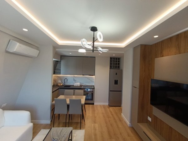 Tirane, jepet me qera apartament+verande | Penthouse 1+1+Aneks+Ballkon Kati 7, 75 m² 700 € (Vasil Shanto pran komunes)
