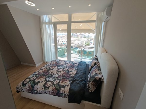 Tirane, jepet me qera apartament+verande | Penthouse 1+1+Aneks+Ballkon Kati 7, 75 m² 700 € (Vasil Shanto pran komunes)