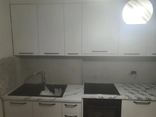 Tirane, jepet me qera apartament 1+1+Ballkon Kati 3, 60 m² 750 € (Sheshi Wilson)