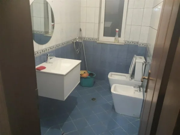 Tirane, jepet me qera apartament 1+1+Ballkon Kati 3, 60 m² 750 € (Sheshi Wilson)