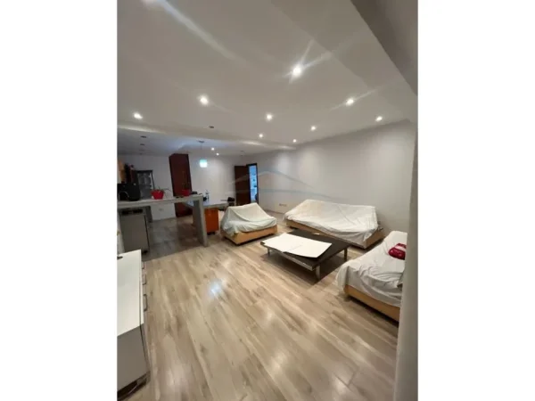 Tirane, jepet me qera apartament 1+1 Kati 1, 74 m² 600 € (Rruga e Bogdaneve)
