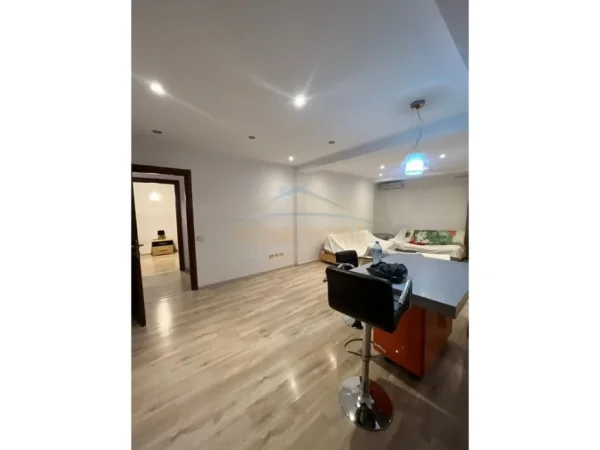 Tirane, jepet me qera apartament 1+1 Kati 1, 74 m² 600 € (Rruga e Bogdaneve)