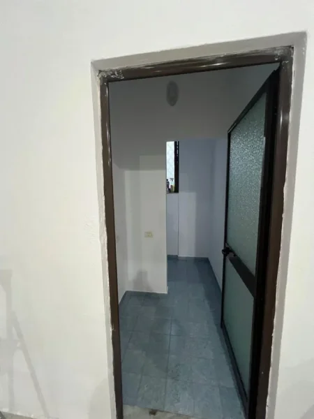 Tirane, jepet me qera ambjent biznesi , 160 m² 1.600 € (Xhamlliku)