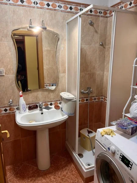 Tirane, jepet me qera apartament 1+1+Ballkon Kati 7, 86 m² 600 € (ne Bllok)