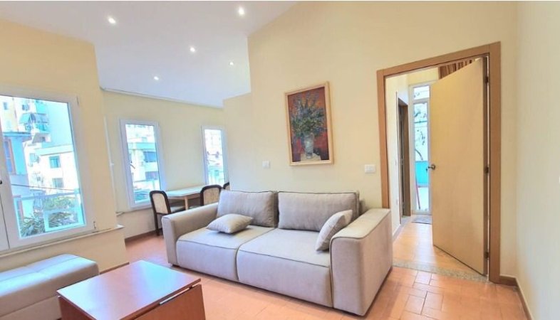 Tirane, jepet me qera shtepi 2+1+Ballkon Kati 3, 95 m² 600 € (Rruga Nikolla Lena)