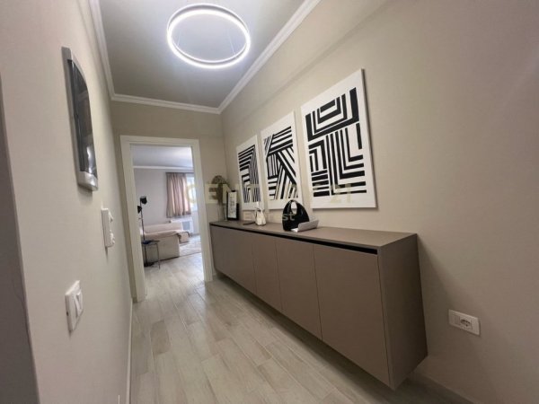Tirane, jepet me qera apartament 1+1 Kati 7, 81 m² 1.000 € (QENDER)