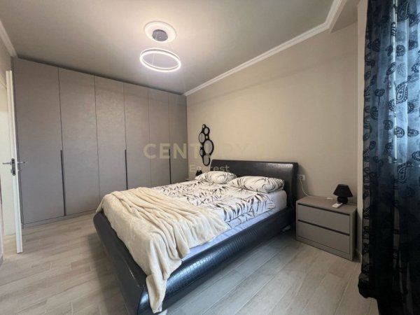 Tirane, jepet me qera apartament 1+1 Kati 7, 81 m² 1.000 € (QENDER)