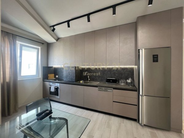 Tirane, jepet me qera apartament 1+1 Kati 7, 81 m² 1.000 € (QENDER)