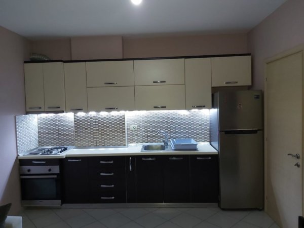 Tirane, jepet me qera apartament 2+1+Ballkon Kati 7, 95 m² 450 € (Rruga Mikel Maruli)