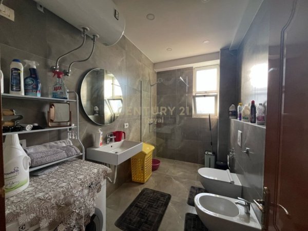 Tirane, jepet me qera apartament 3+1 Kati 5, 133 m² 650 € (PRANE FARMACISE 10)