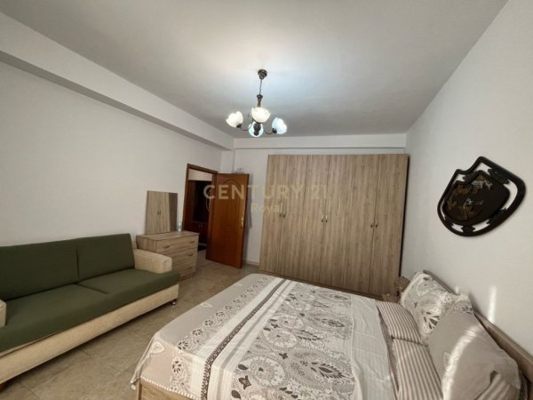 Tirane, jepet me qera apartament 3+1 Kati 5, 133 m² 650 € (PRANE FARMACISE 10)