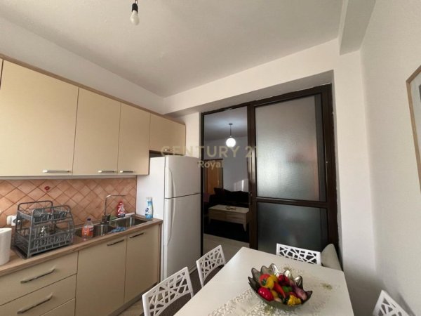 Tirane, jepet me qera apartament 3+1 Kati 5, 133 m² 650 € (PRANE FARMACISE 10)