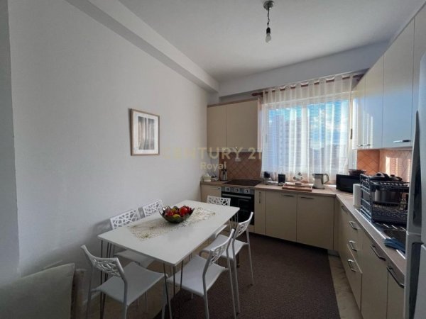 Tirane, jepet me qera apartament 3+1 Kati 5, 133 m² 650 € (PRANE FARMACISE 10)