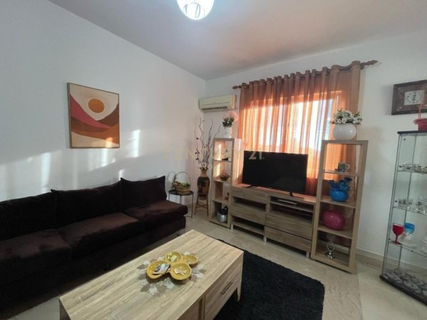 Tirane, jepet me qera apartament 3+1 Kati 5, 133 m² 650 € (PRANE FARMACISE 10)