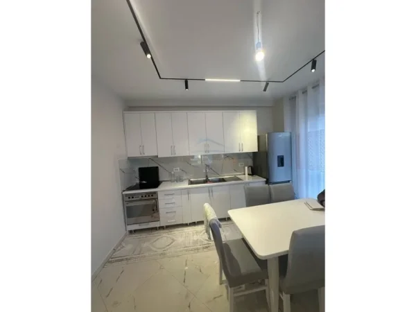 Tirane, jepet me qera apartament 2+1 Kati 4, 105 m² 750 € (Porcelan)