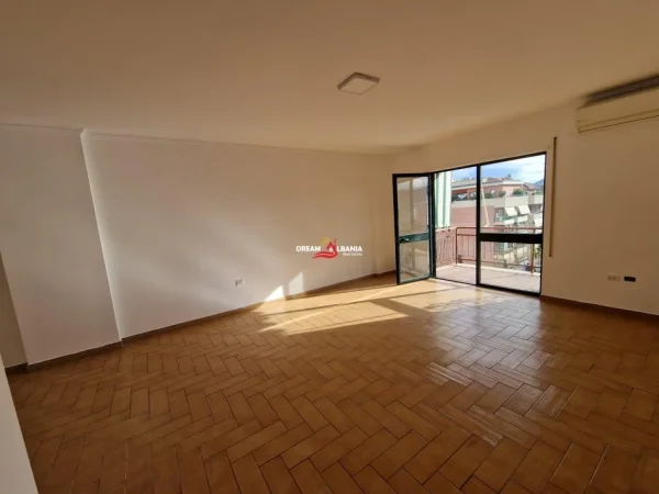 Tirane, jepet me qera zyre , 157 m² 1.300 € (Ambjent per zyra me qera ne Bllok prane Xheko Imperial (ID 42611279).)