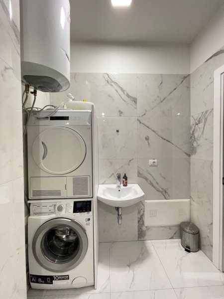 Tirane, jepet me qera apartament 2+1 Kati 4, 128 m² 1.300 € (Rruga e Kosovareve)