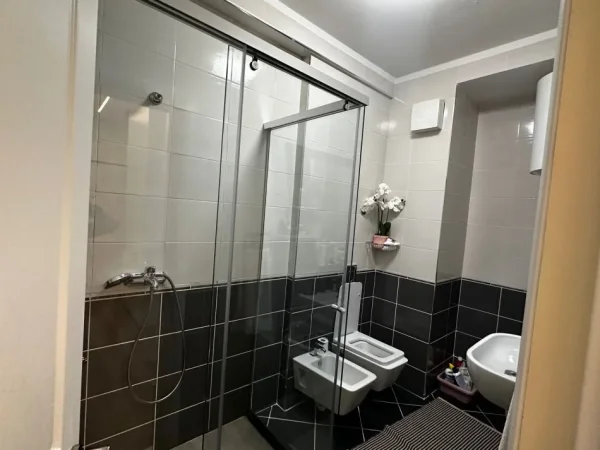 Tirane, shitet apartament 3+1+Ballkon Kati 2, 106 m² 325.000 € (Komuna e Parisit)