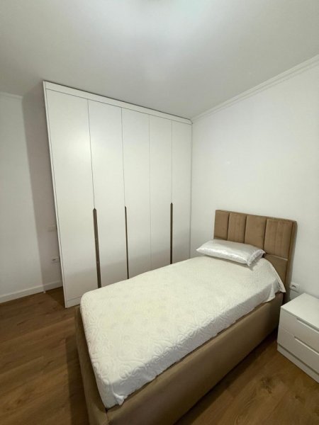 Tirane, jepet me qera apartament 2+1+Ballkon Kati 4, 100 m² 1.000 € (ne Bllok)