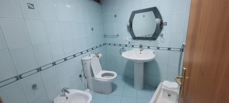 Tirane, jepet me qera zyre , 160 m² 1.200 € (Qender)