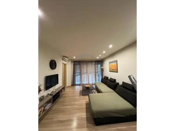 Tirane, jepet me qera apartament 2+1 Kati 4, 77 m² 800 € (Zogu I Zi)