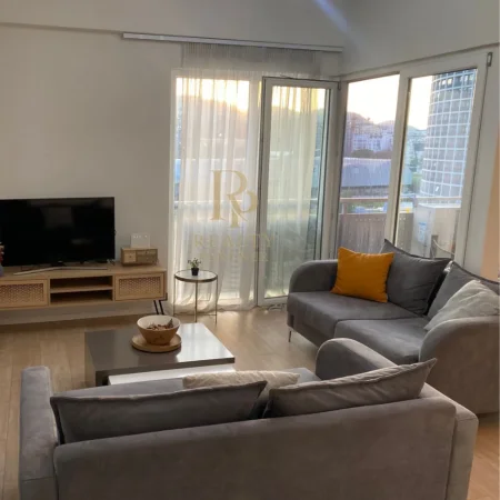 Tirane, jepet me qera apartament 2+1+Ballkon Kati 4, 128 m² 1.300 € (Rruga e Kosovareve)