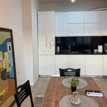 Tirane, jepet me qera apartament 2+1+Ballkon Kati 4, 128 m² 1.300 € (Rruga e Kosovareve)