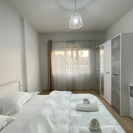 Tirane, jepet me qera apartament 2+1+Ballkon Kati 4, 128 m² 1.300 € (Rruga e Kosovareve)