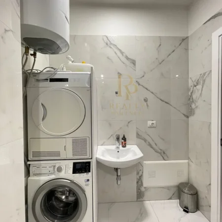 Tirane, jepet me qera apartament 2+1+Ballkon Kati 4, 128 m² 1.300 € (Rruga e Kosovareve)