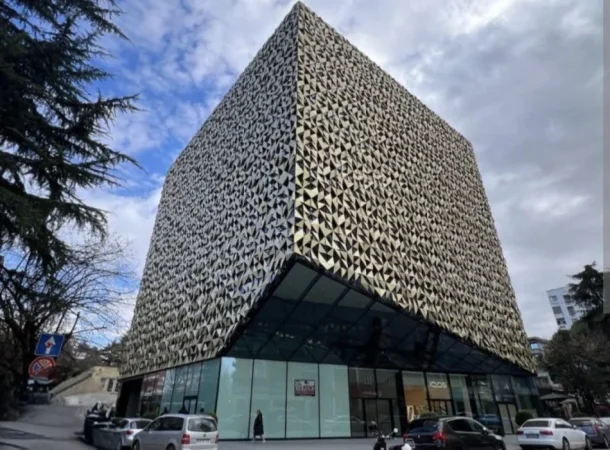 Tirane, jepet me qera ambjent biznesi Kati 6, 150 m² 3.900 € (Blloku)