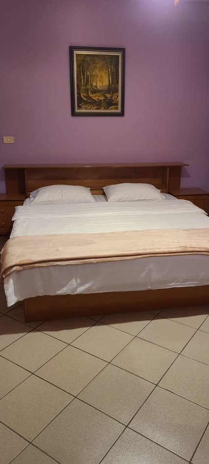 Tirane, jepet me qera apartament 1+1+Ballkon Kati 1, 95 m² 400 € (Shkoze)