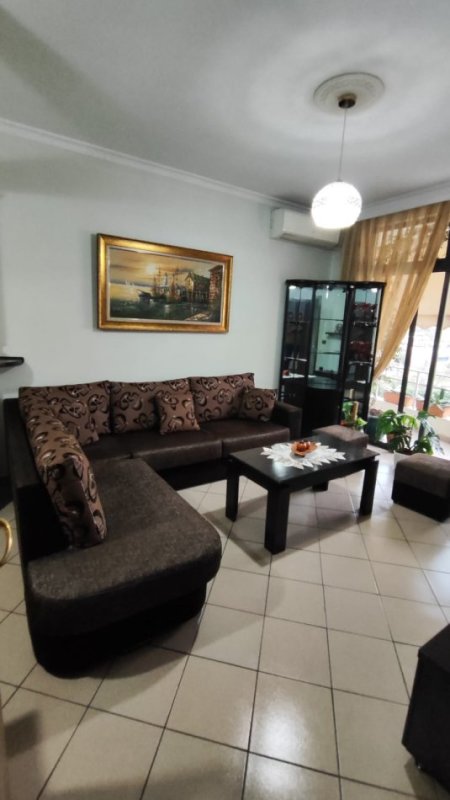 Tirane, jepet me qera apartament 1+1+Ballkon Kati 1, 95 m² 400 € (Shkoze)