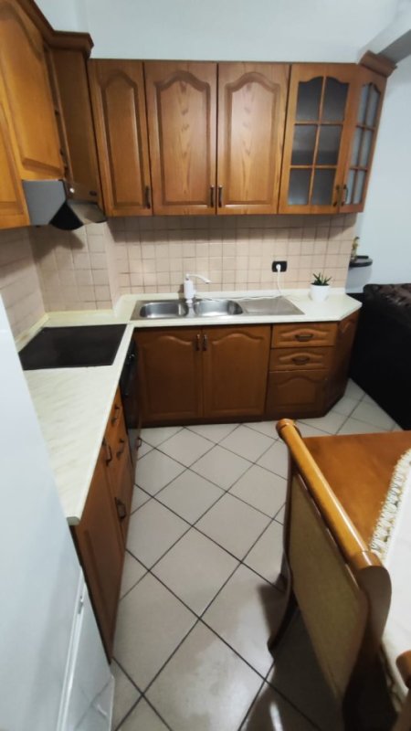 Tirane, jepet me qera apartament 1+1+Ballkon Kati 1, 95 m² 400 € (Shkoze)