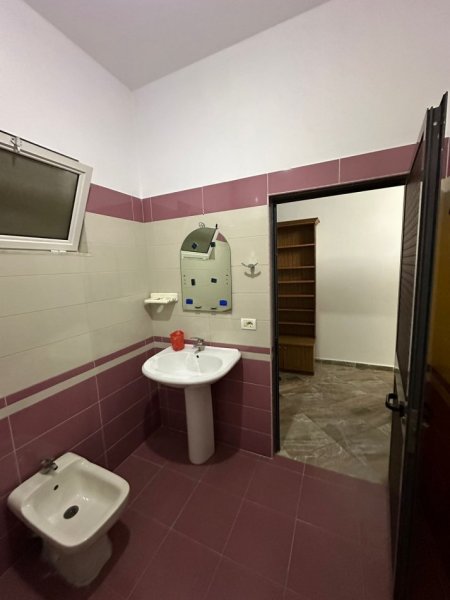 Tirane, jepet me qera Vile 2+1 Kati 1, 90 m² 400 € (Rruga Pavllo Pavli ,Allias)