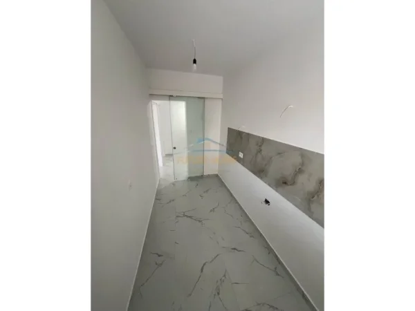 Tirane, jepet me qera apartament 2+1 Kati 1, 73 m² 650 € (Oxhaku)