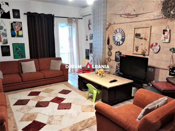 Tirane, jepet me qera apartament 2+1 Kati 2, 120 m² 600 € (Apartament 2+1 me qera tek Komuna e Parisit prane Kristalit ne Tirane (ID 42214358))