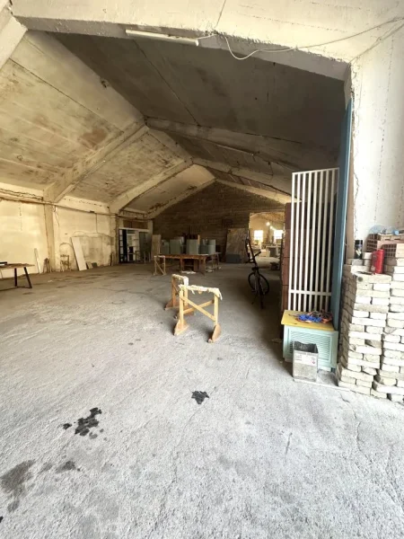 Tirane, jepet me qera magazine , 714 m² 5.100 € (5 Maji)