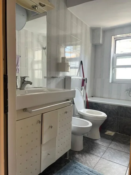 Tirane, jepet me qera apartament 2+1 Kati 3, 90 m² 650 € (MYSLYM SHYRI)