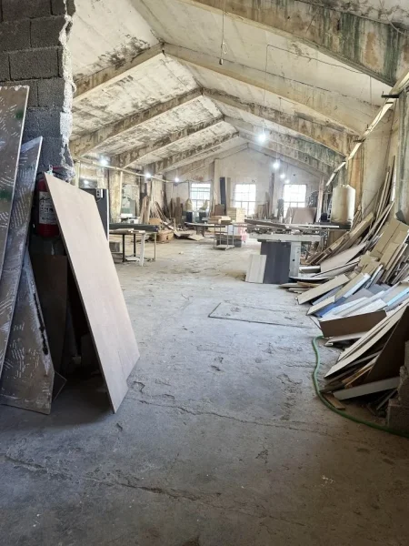 Tirane, jepet me qera magazine , 714 m² 5.100 € (5 Maji)