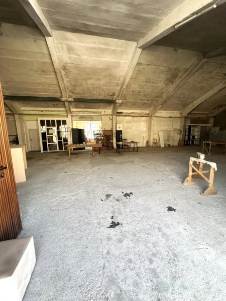 Tirane, jepet me qera magazine , 714 m² 5.100 € (5 Maji)