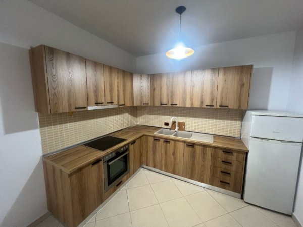 Tirane, jepet me qera apartament 2+1+Ballkon Kati 2, 90 m² 500 € (Rruga Loni Ligori, Astir)
