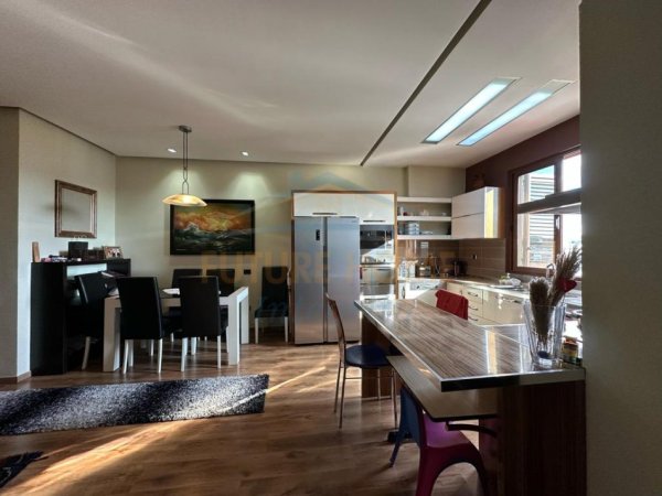 Tirane, shitet apartament 1+1+Ballkon Kati 8, 111 m² 180.000 € (Ish Tregu Elektrik, Tiranë.)