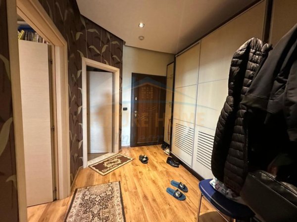 Tirane, shitet apartament 1+1+Ballkon Kati 8, 111 m² 180.000 € (Ish Tregu Elektrik, Tiranë.)